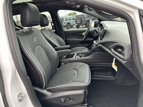 New 2024 Chrysler Pacifica Premium image 15