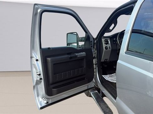 Used 2016 Ford F250 Lariat w/ Lariat Chrome Package image 11