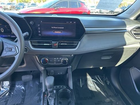 Used 2025 Chevrolet TrailBlazer LT image 3