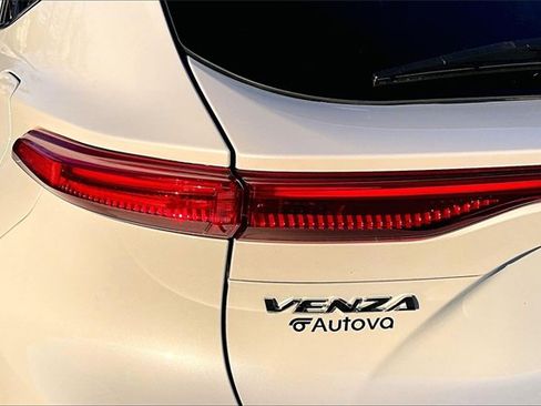 Used 2022 Toyota Venza XLE image 30