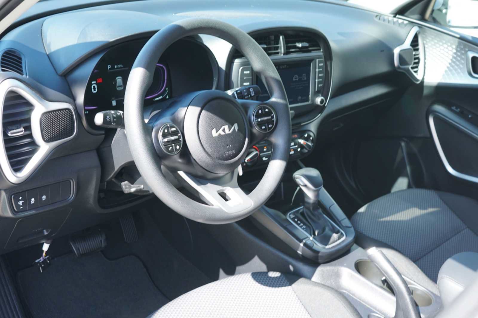 Used 2025 Kia Soul LX w/ LX Technology Package FWD image 7