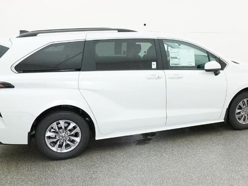 New 2026 Toyota Sienna XLE FWD image 20