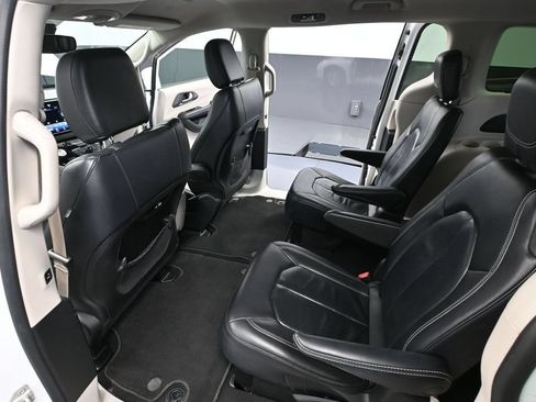 Used 2022 Chrysler Pacifica Touring-L FWD image 36