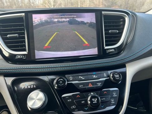 Used 2021 Chrysler Pacifica Touring-L image 11