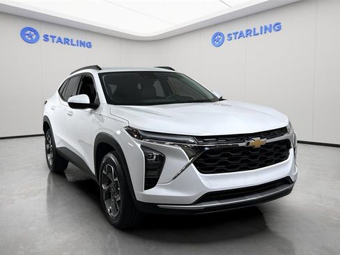 Used 2025 Chevrolet Trax LT image 14