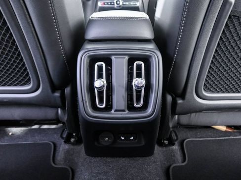 Certified 2025 Volvo XC40 B5 Plus AWD/4WD image 20