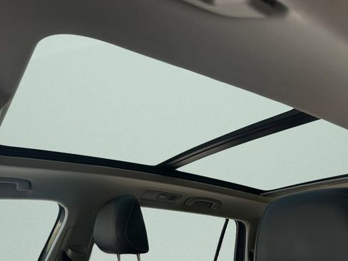 Used 2023 Volkswagen Tiguan SE w/ Panoramic Sunroof Package image 30