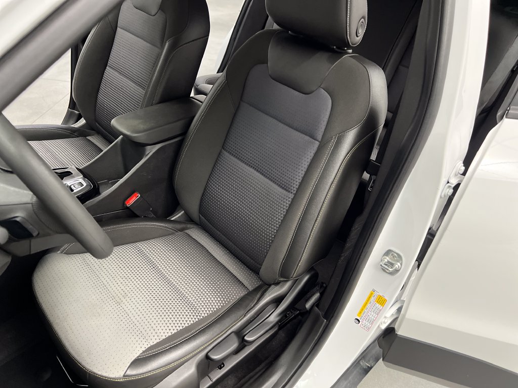 Used 2025 Chevrolet Trax LT FWD image 11