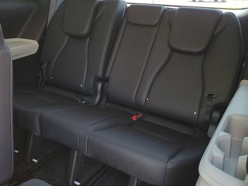 Used 2024 Kia Carnival EX FWD image 12