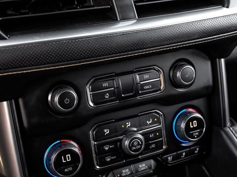 Used 2023 Chevrolet Suburban Premier image 22