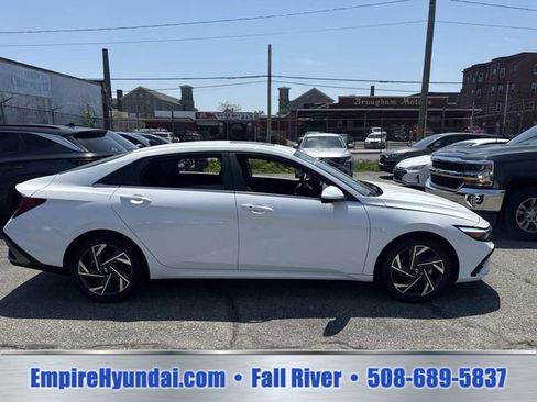 Used 2024 Hyundai Elantra SEL w/ Convenience Package FWD image 3