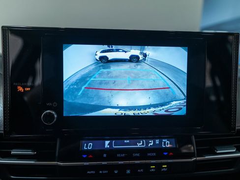 Certified 2025 Toyota Sienna LE FWD image 30