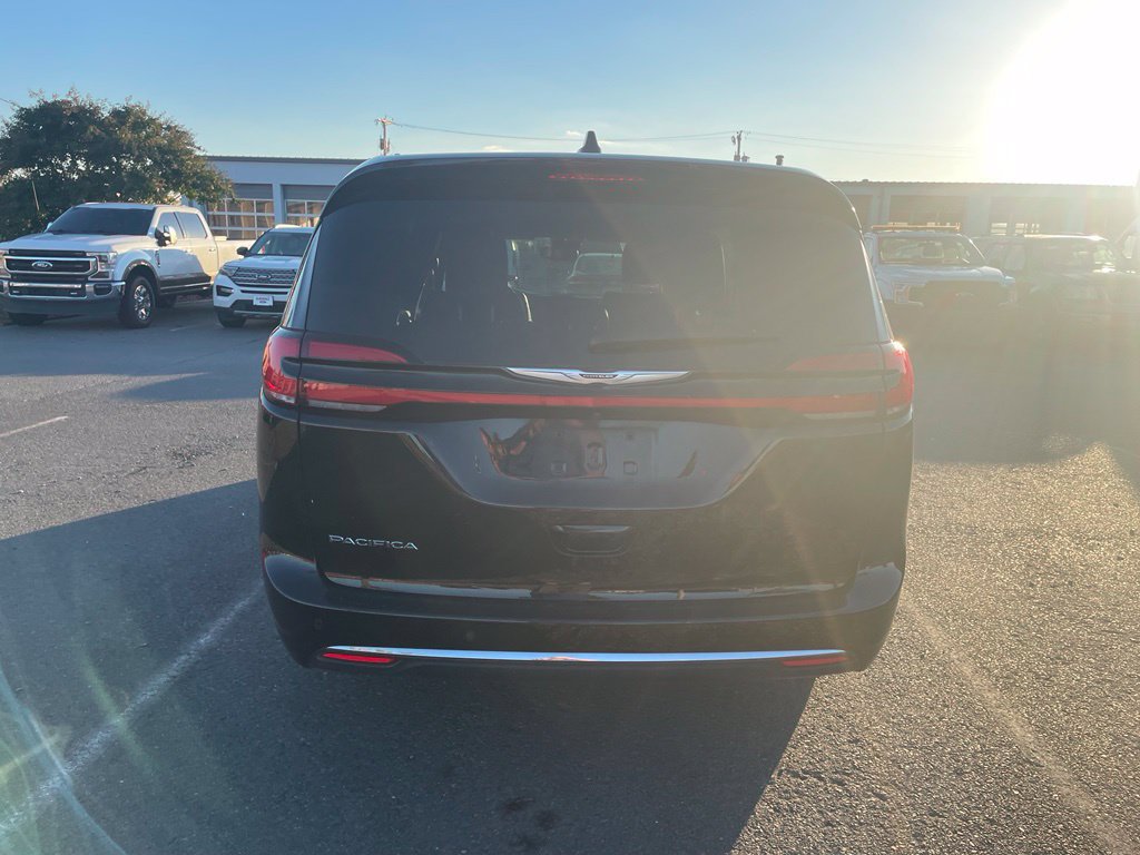 Used 2025 Chrysler Pacifica Select FWD image 6