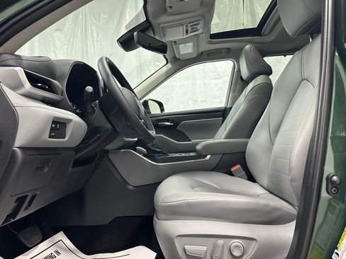 Used 2025 Toyota Highlander XLE image 15