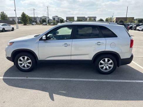 Used 2013 Kia Sorento LX w/ Convenience Pkg FWD image 2