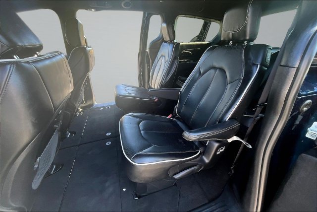 Used 2025 Chrysler Pacifica Limited FWD image 22