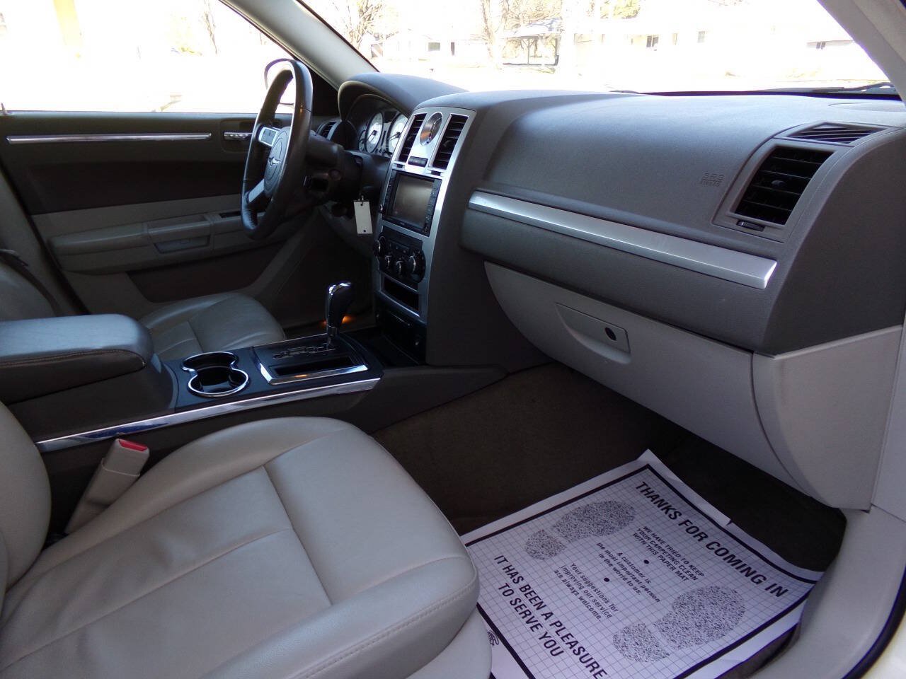 Used 2010 Chrysler 300 Touring RWD image 22