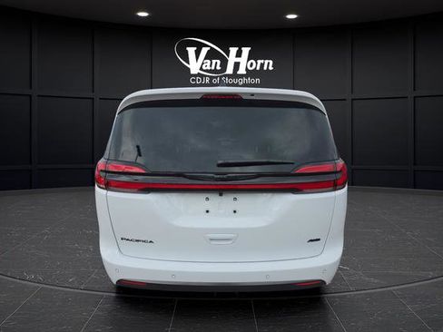 New 2026 Chrysler Pacifica Select image 15