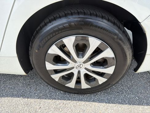 Used 2017 Toyota Prius Four FWD image 28