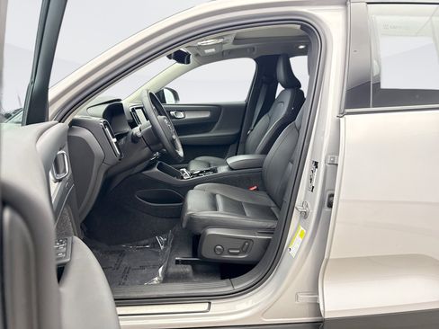 Used 2025 Volvo XC40 B5 Plus image 10