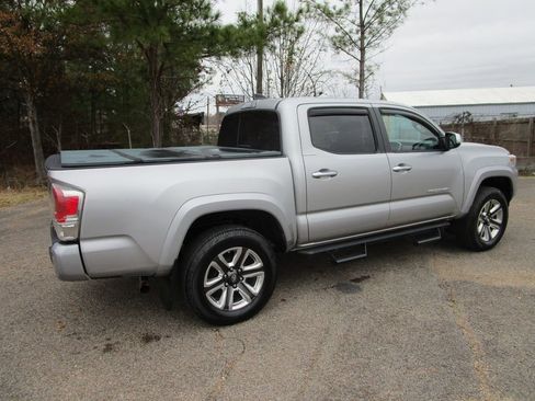 Used 2017 Toyota Tacoma Limited image 7