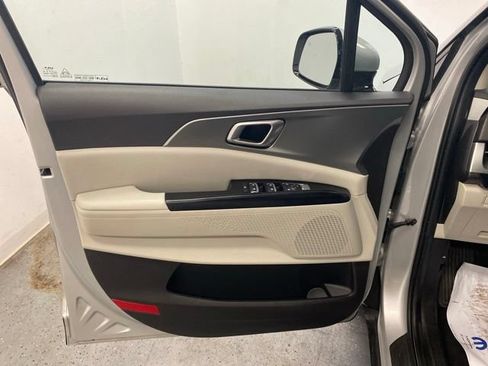 Used 2023 Kia Carnival LX FWD image 19