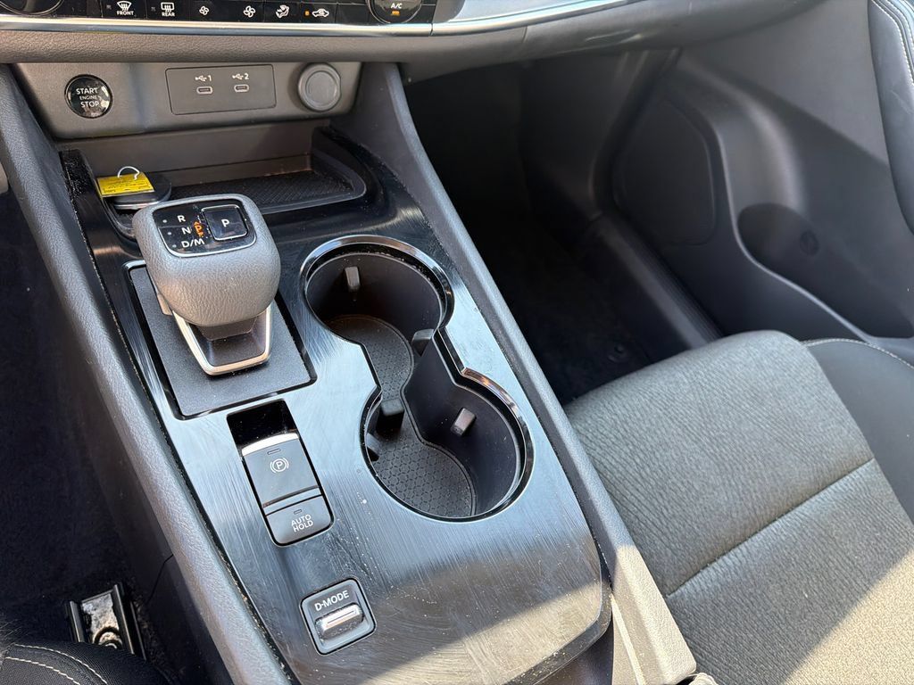 Used 2025 Nissan Rogue SV FWD image 32