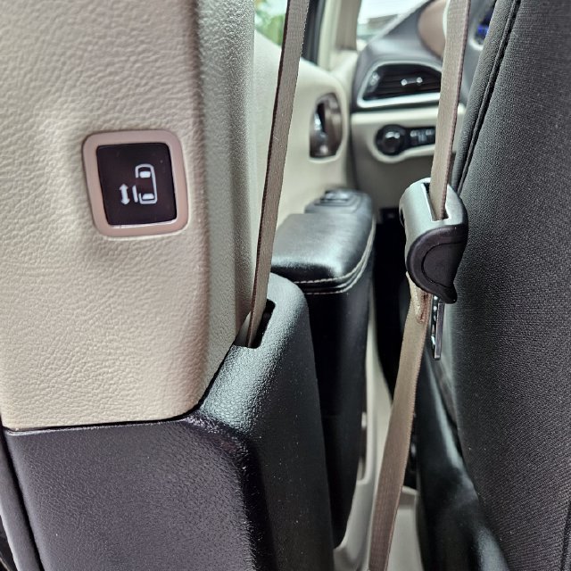 Used 2022 Chrysler Voyager LX FWD image 21