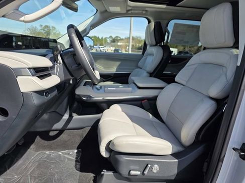 New 2026 Lincoln Navigator Reserve image 8
