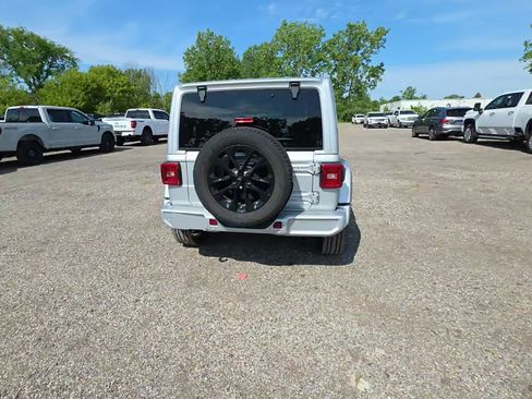 Used 2023 Jeep Wrangler Unlimited Sahara AWD/4WD image 4