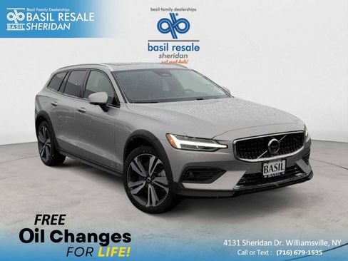 Used 2025 Volvo V60 B5 Cross Country Plus image 1