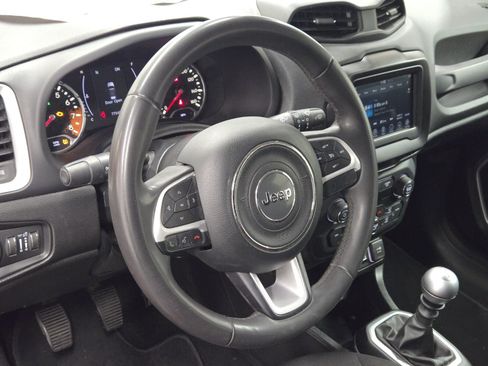 Used 2018 Jeep Renegade Latitude FWD image 15
