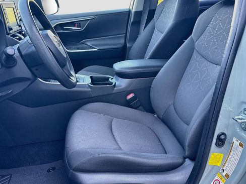 Used 2019 Toyota RAV4 XLE w/ Convenience Package FWD image 18