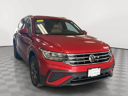 Used 2023 Volkswagen Tiguan SE FWD image 3