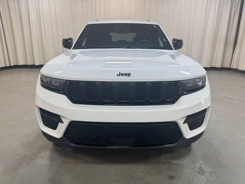 Used 2025 Jeep Grand Cherokee Altitude AWD/4WD image 11