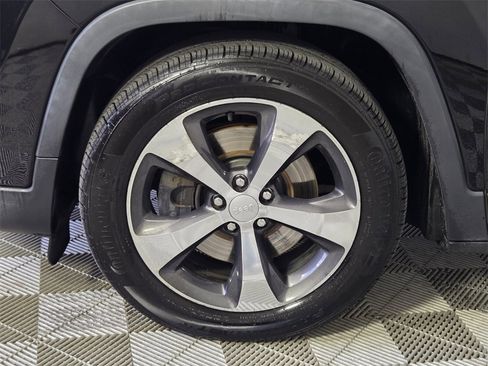 Used 2019 Jeep Cherokee Limited image 5