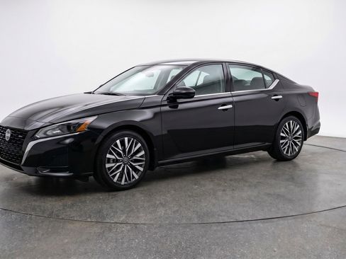 Used 2025 Nissan Altima 2.5 SV FWD image 3