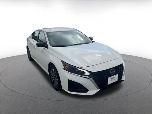 Used 2025 Nissan Altima 2.5 SV FWD image 3