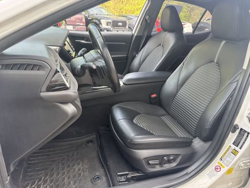 Used 2019 Toyota Camry SE w/ Convenience Package image 5