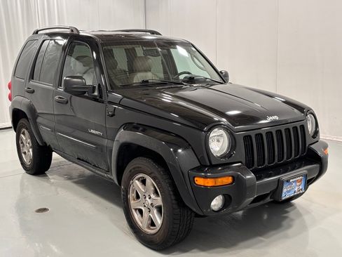 Used 2004 Jeep Liberty Limited w/ 17" Chrome Wheel & Tire Group image 3