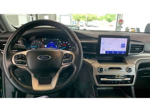 Used 2023 Ford Explorer XLT w/ Equipment Group 202A AWD/4WD image 17