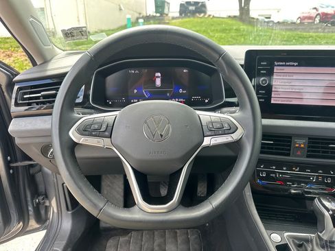 Used 2025 Volkswagen Jetta SE FWD image 13