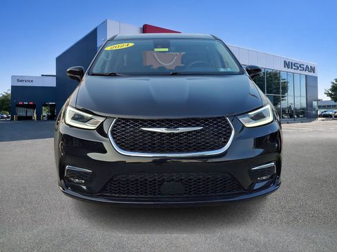 Used 2024 Chrysler Pacifica Touring-L FWD image 2