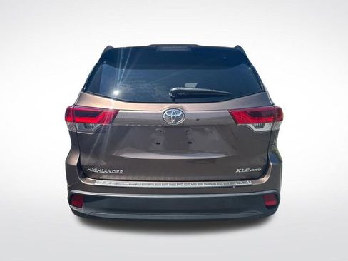 Used 2019 Toyota Highlander XLE AWD/4WD image 4