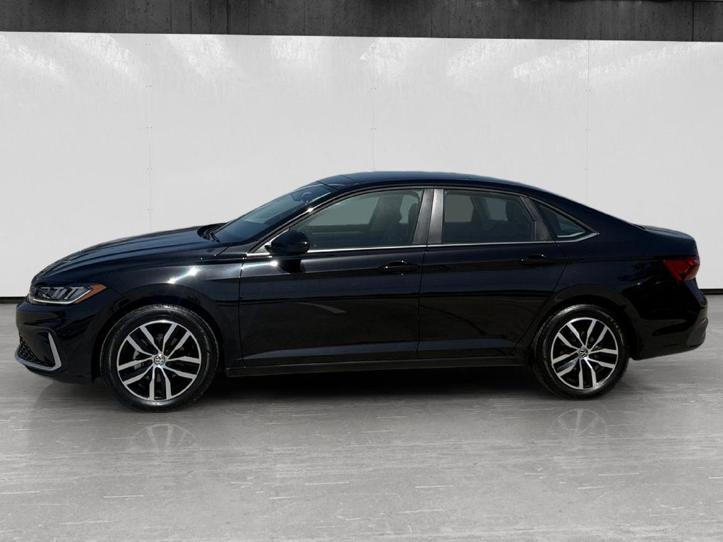 Used 2025 Volkswagen Jetta SE FWD image 2