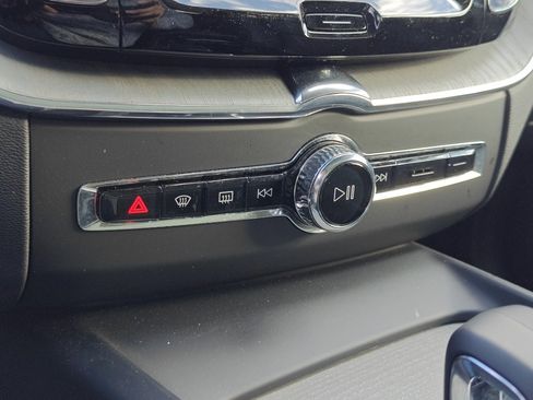 Used 2025 Volvo XC60 B5 Plus image 19