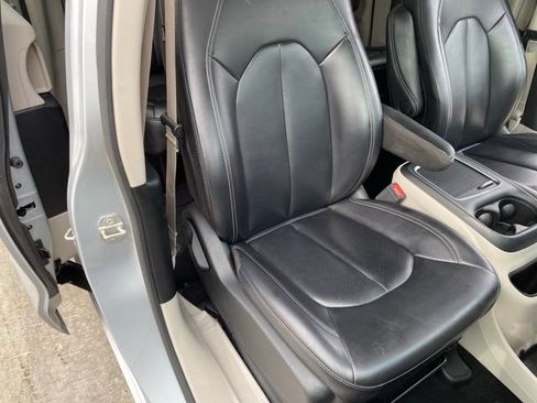 Used 2023 Chrysler Pacifica Touring-L FWD image 33