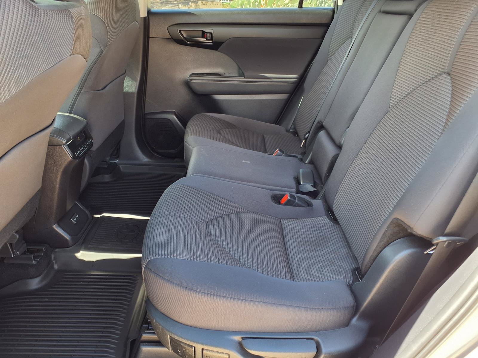 Certified 2025 Toyota Highlander LE FWD image 10