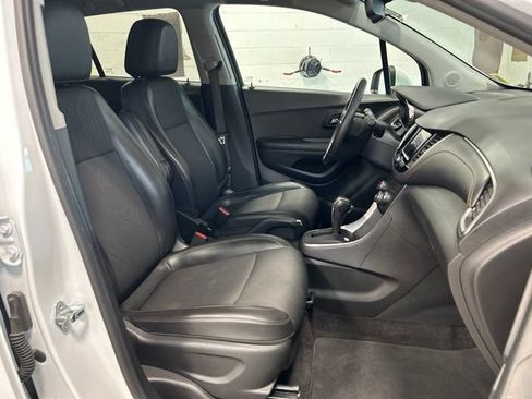 Used 2021 Chevrolet Trax LT w/ LT Convenience Package AWD/4WD image 12