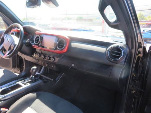 Used 2020 Toyota Tacoma TRD Sport image 16
